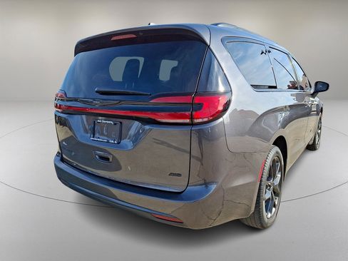 Used 2022 Chrysler Pacifica Touring-L w/ S Appearance Package image 10