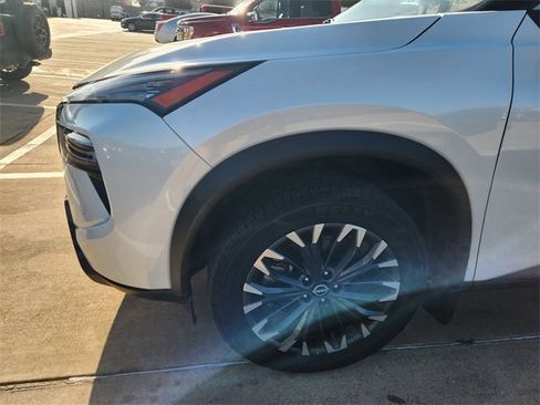 Used 2025 Nissan Rogue SL w/ Tech Package FWD image 8