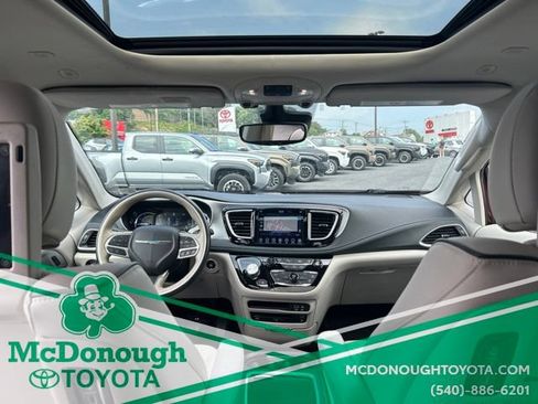 Used 2020 Chrysler Pacifica Limited w/ Advanced Safetytec Group FWD image 14