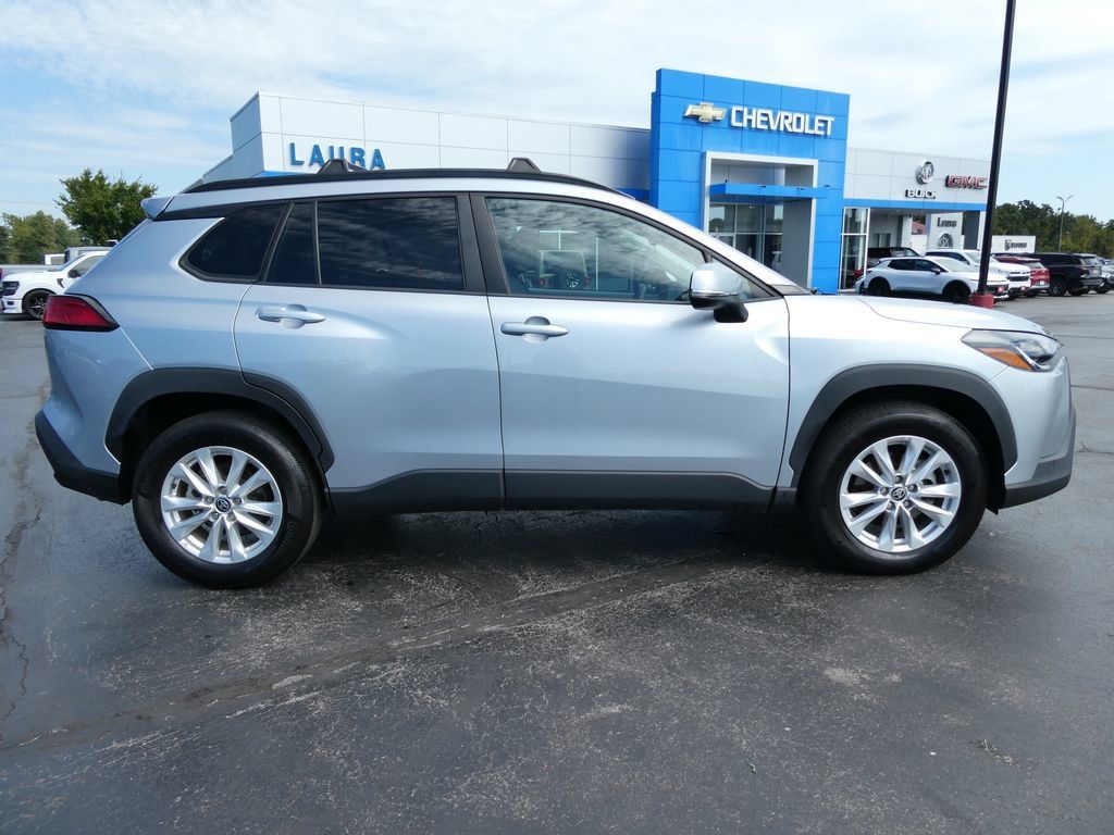 Used 2022 Toyota Corolla Cross LE AWD/4WD image 3