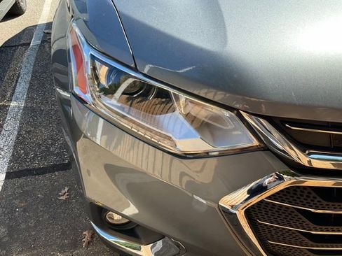 Used 2021 Chevrolet Traverse LT image 9