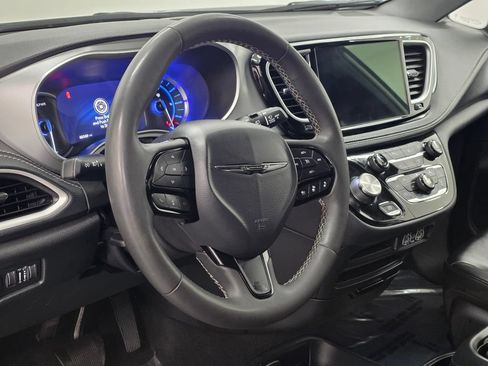 Used 2024 Chrysler Pacifica Limited FWD image 23