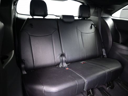 Used 2025 Toyota Sienna Platinum AWD/4WD image 17