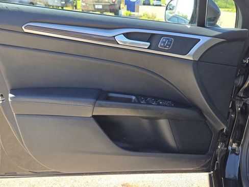Used 2017 Ford Fusion SE w/ Fusion SE Technology Package FWD image 17