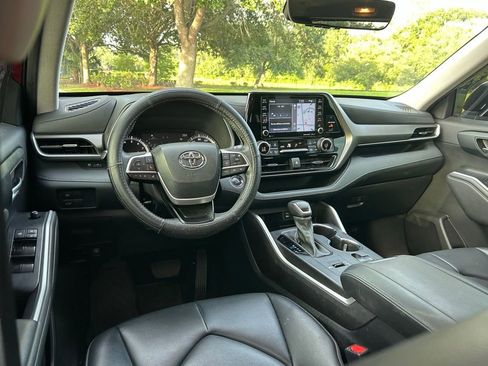 Used 2022 Toyota Highlander XLE FWD image 13