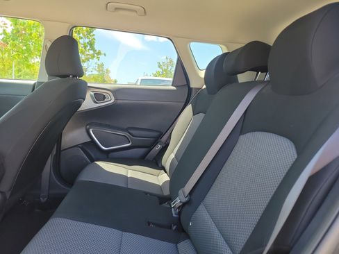 Used 2023 Kia Soul LX w/ LX Technology Package image 14