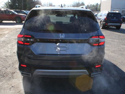 Certified 2025 Honda Pilot Touring image 6