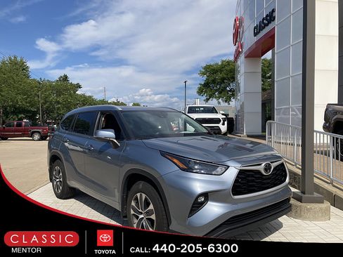 Used 2024 Toyota Highlander XLE AWD/4WD image 1