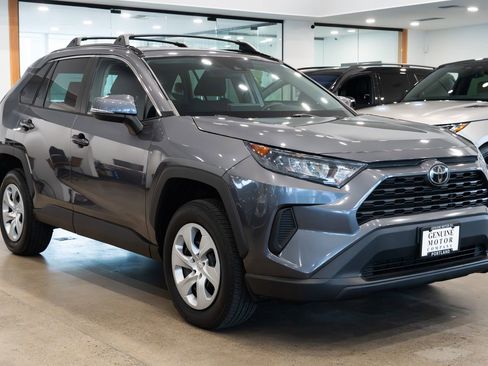 Used 2021 Toyota RAV4 LE image 3
