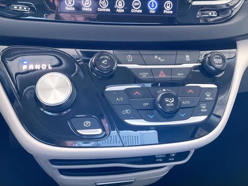 Used 2017 Chrysler Pacifica Touring-L FWD image 14