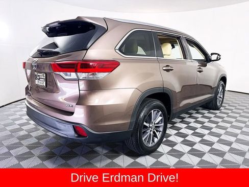 Used 2019 Toyota Highlander XLE FWD image 23