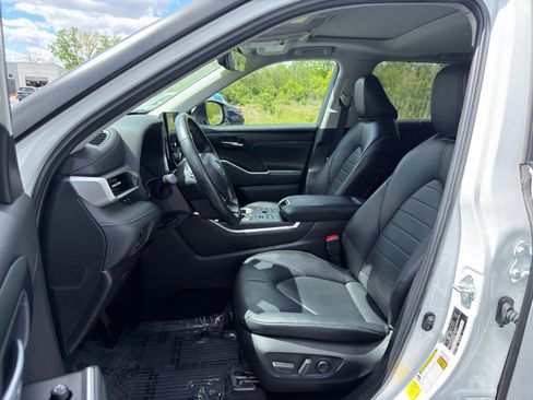 Used 2024 Toyota Highlander XLE AWD/4WD image 10