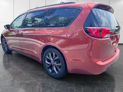 Used 2018 Chrysler Pacifica Touring-L w/ Advanced Safetytec Group FWD image 4