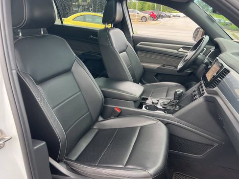 Certified 2022 Volkswagen Atlas Cross Sport SEL R-Line AWD/4WD image 33