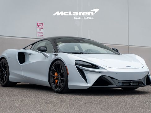 Used 2023 McLaren Artura RWD image 9
