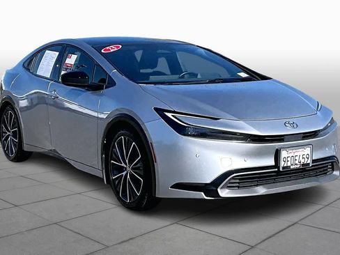 Used 2023 Toyota Prius XLE image 2