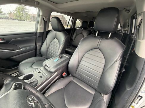 Used 2023 Toyota Highlander XLE AWD/4WD image 16