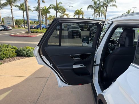 Used 2024 Mercedes-Benz GLC 300 image 8