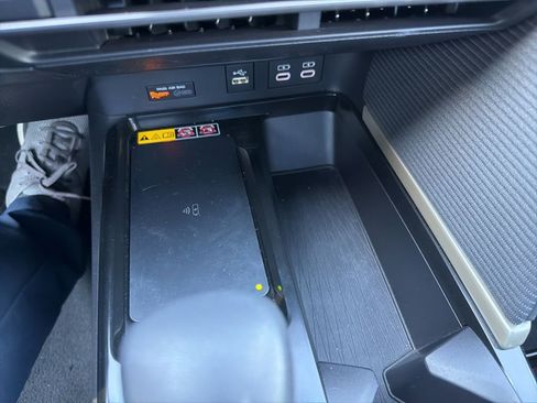 Used 2025 Toyota Camry SE image 13