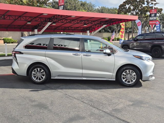 Used 2025 Toyota Sienna XLE FWD image 4