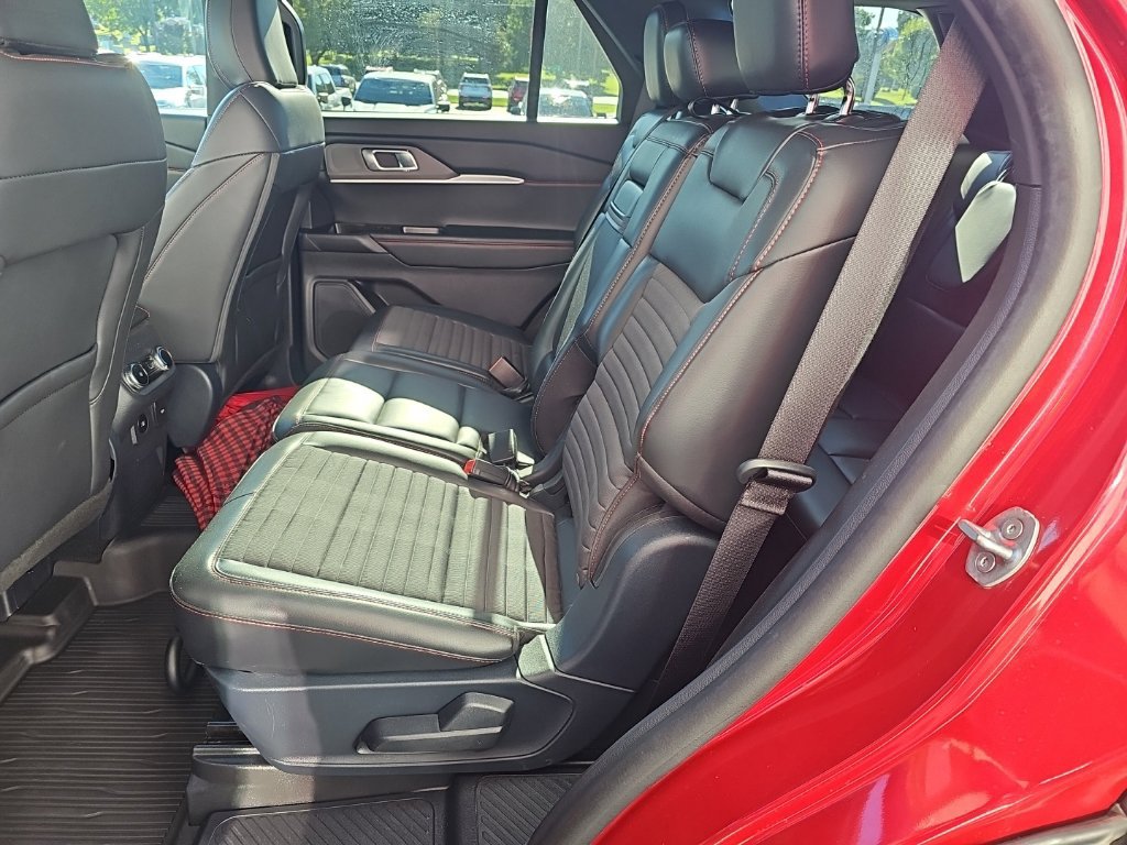 Used 2025 Ford Explorer ST-Line w/ ST-Line Street Pack AWD/4WD image 11