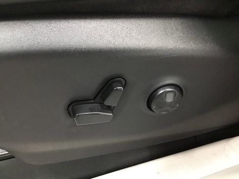 Used 2023 Chrysler Pacifica Touring-L image 8