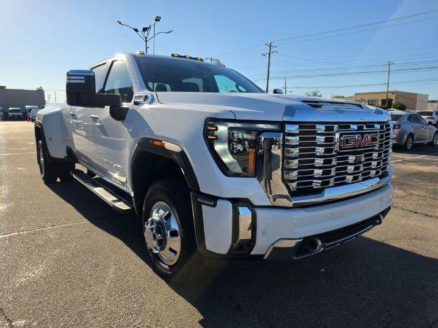 Used 2024 GMC Sierra 3500 Denali w/ Denali Reserve Package AWD/4WD image 4