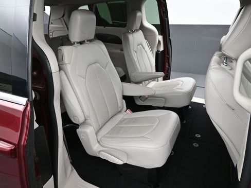 Used 2021 Chrysler Pacifica Touring-L image 13