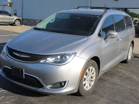 Used 2019 Chrysler Pacifica Touring-L FWD image 2