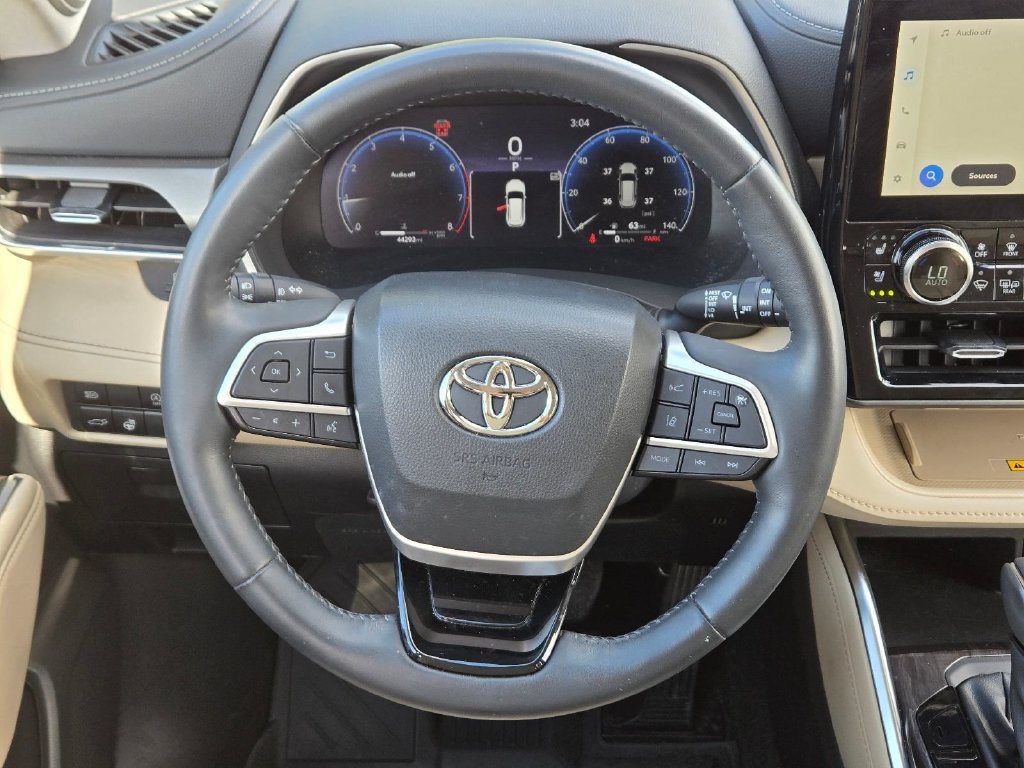 Used 2023 Toyota Highlander Limited FWD image 23