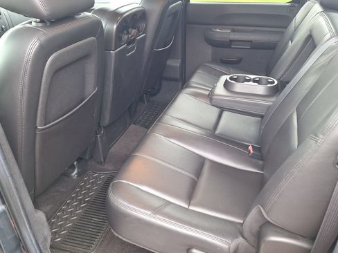 Used 2010 Chevrolet Silverado 2500 LT w/ Interior Plus Package AWD/4WD image 11