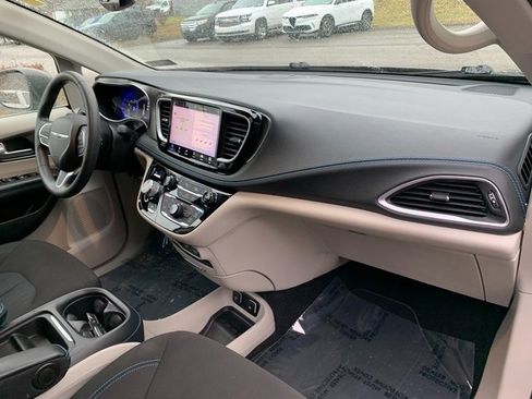 Used 2021 Chrysler Pacifica Touring image 13