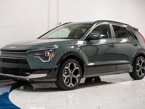 Used 2023 Kia Niro EX Touring image 4