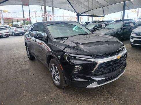 Used 2025 Chevrolet Blazer LT FWD image 2