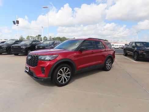 Used 2025 Ford Explorer ST-Line w/ Premium Package RWD image 2