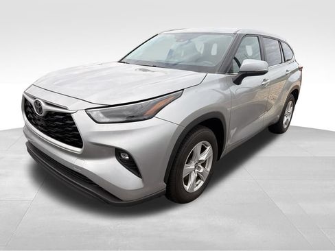 Used 2024 Toyota Highlander LE FWD image 3