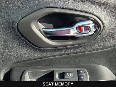 Used 2020 Jeep Cherokee Limited image 31