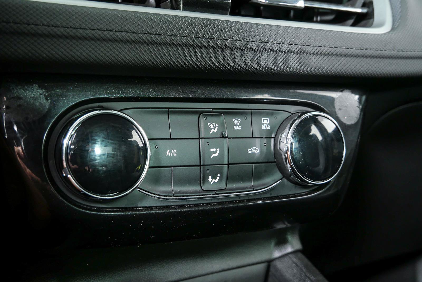 Used 2025 Chevrolet TrailBlazer LT AWD/4WD image 16