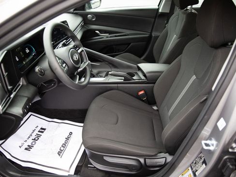 Used 2025 Hyundai Elantra SE image 19
