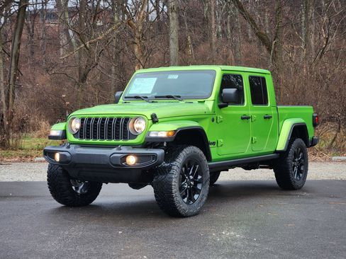 Used 2025 Jeep Gladiator Nighthawk image 12