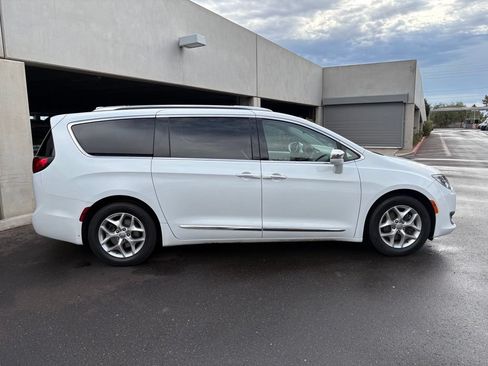 Used 2020 Chrysler Pacifica Limited FWD image 4