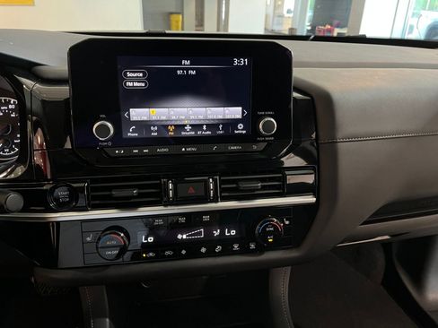 Used 2025 Nissan Pathfinder SV AWD/4WD image 17