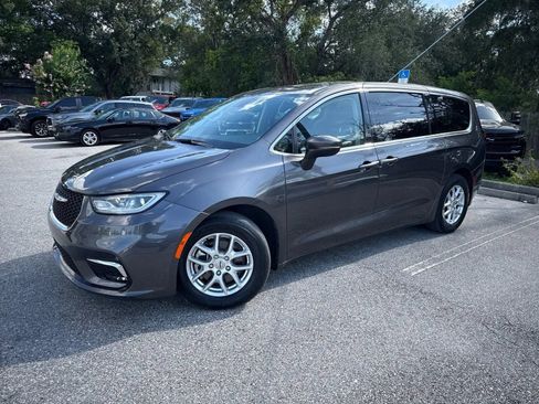 Used 2023 Chrysler Pacifica Touring-L FWD image 3
