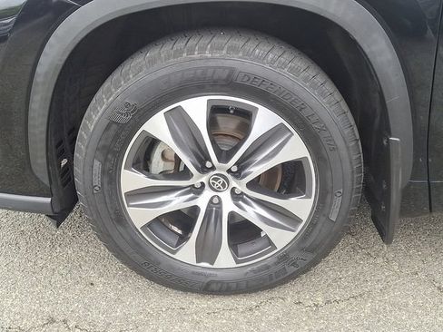 Used 2021 Toyota Highlander XLE AWD/4WD image 8