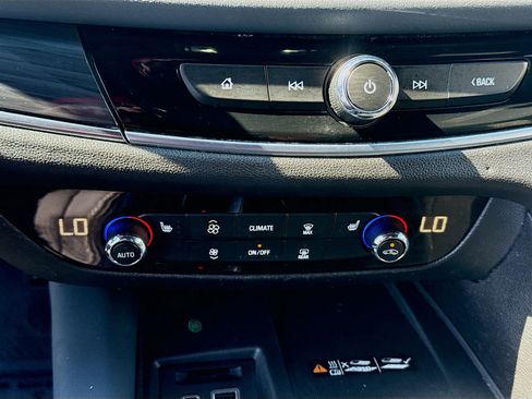 Used 2022 Buick Enclave Essence FWD image 15