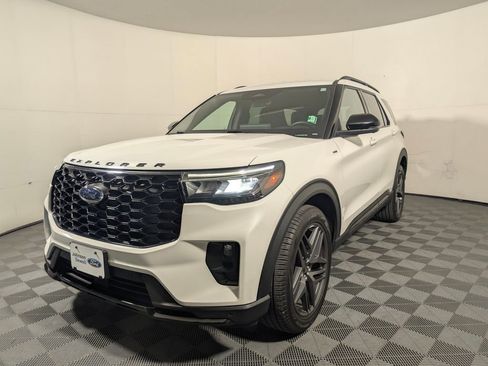 Used 2025 Ford Explorer ST-Line w/ ST-Line Street Pack image 4