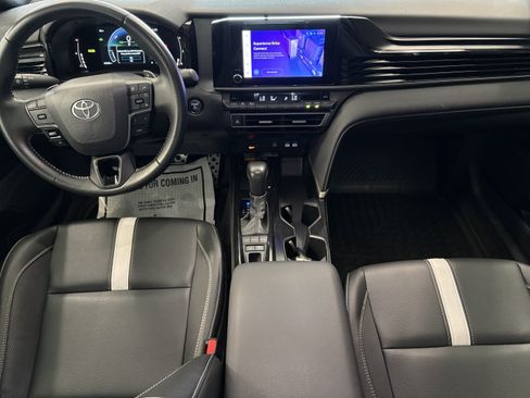 Used 2025 Toyota Camry SE FWD image 11