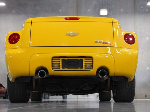 Used 2004 Chevrolet SSR w/ Preferred Equipment Group image 23