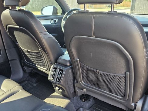 Used 2019 Volvo XC40 T5 Momentum image 29