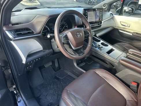 Used 2022 Toyota Sienna Platinum image 10